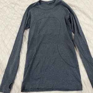 Lululemon top with finger sleeves